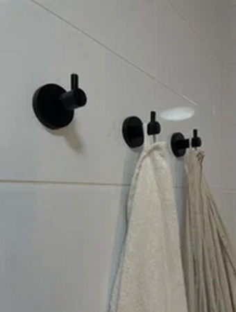 Крючок в ванную D-Lin одинарный черный латунь D-Lin (арт. D281111) оптом от компании Аквалига
